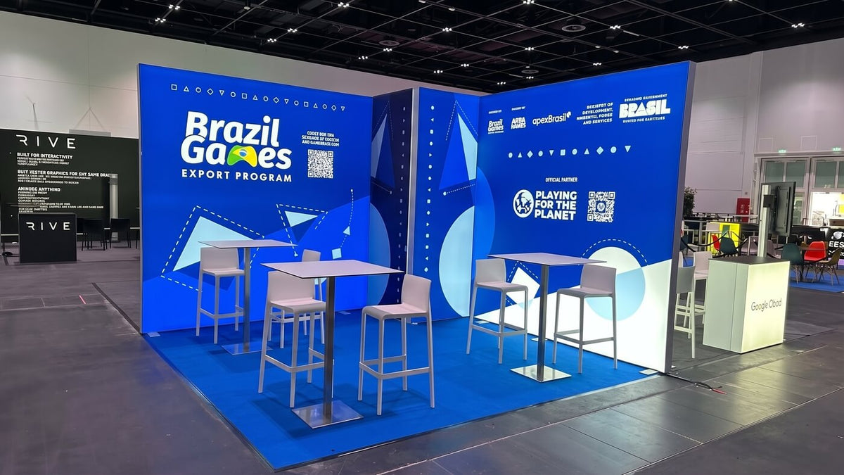 Beleuchteter LED-Messestand eines Kunden auf einer Messe